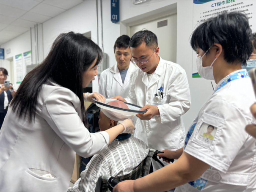 醫(yī)生在給徐女士進(jìn)行術(shù)前準(zhǔn)備